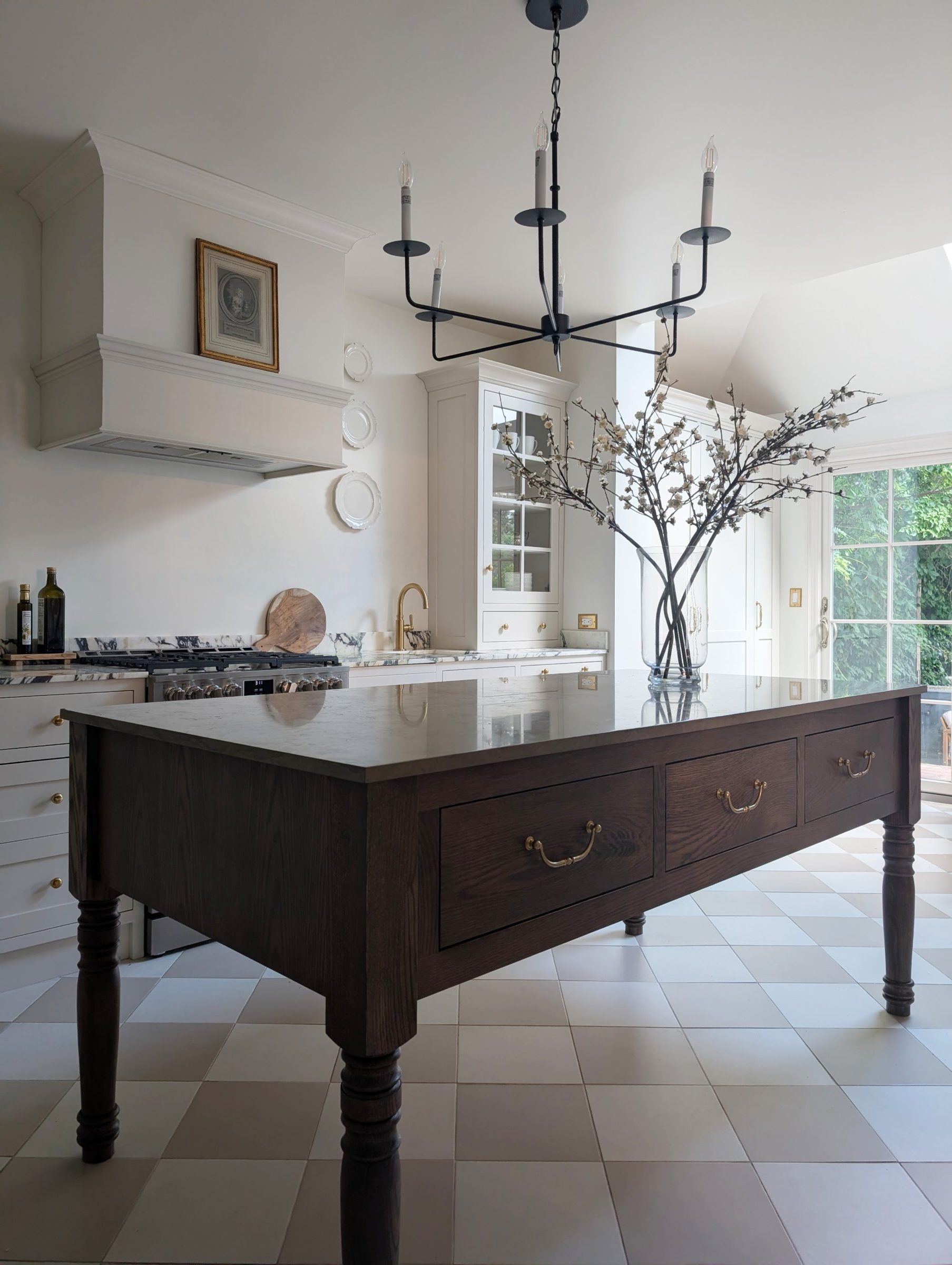 Oak island with chandelier and blossoms