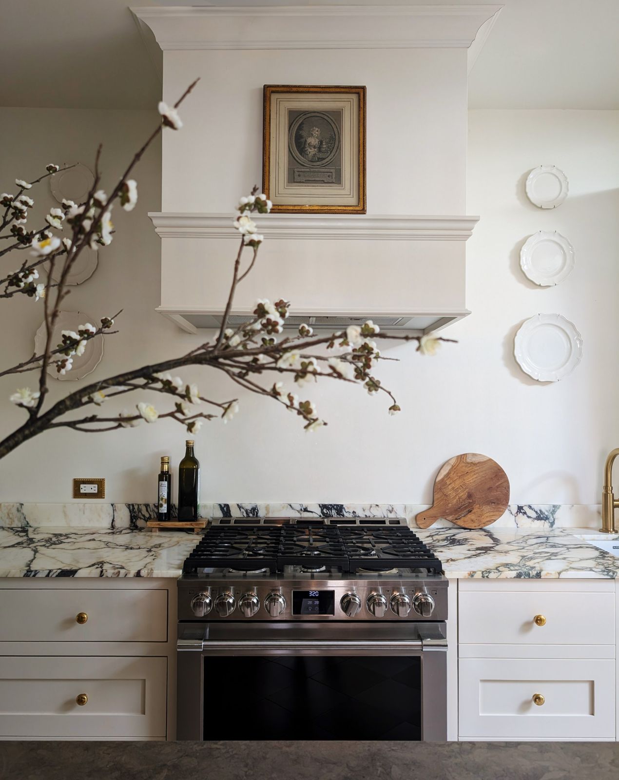 Painted range hood with antique engraving and scalloped plates